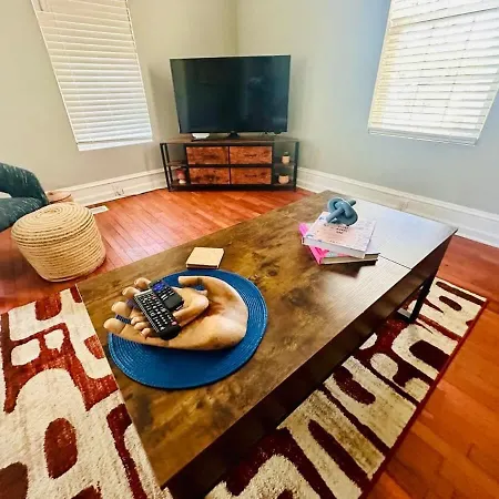 Orange Crush Cottage- Downtown Beaches & Dining